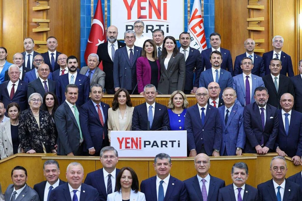 yeni-partili-vekillerden-ozgur-ozele-destek-bildirisi-simsiki-ve-kol-kola-arkasindayiz-QFHCSIUT.jpg